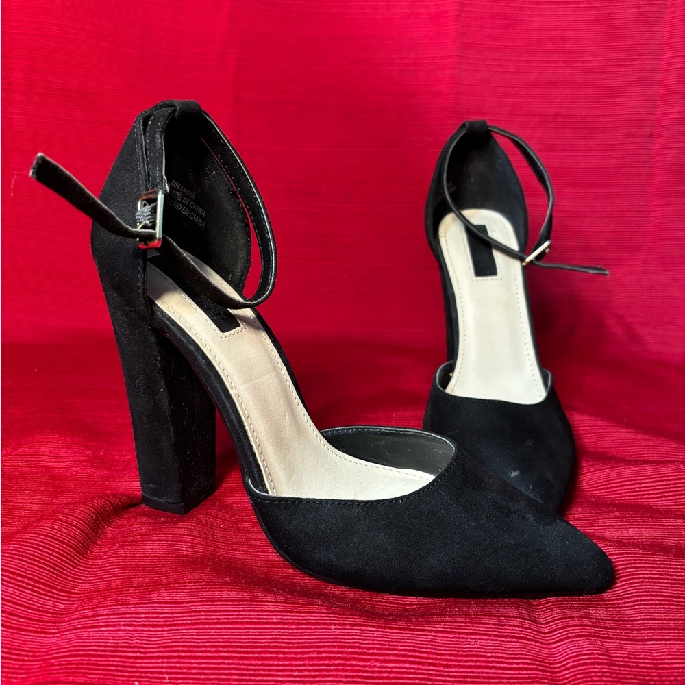 F21 Black Pumps